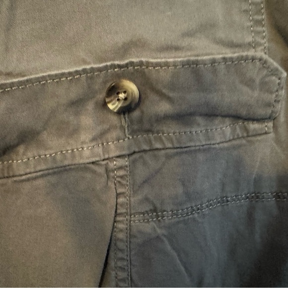 Women’s Must Have Gray Comfy Cargo Capris with pockets. Never Worn. - Picture 6 of 10